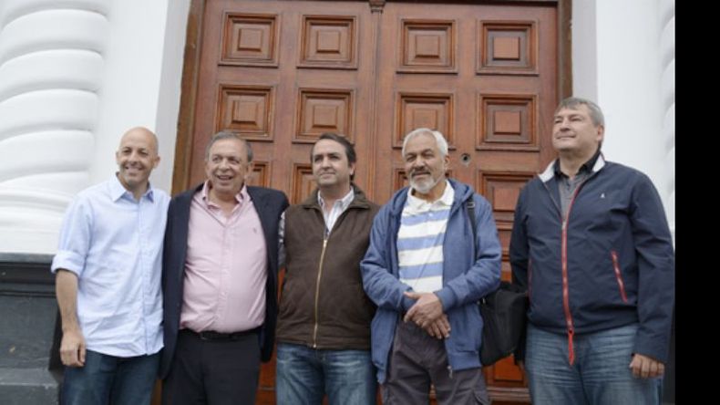 EN LA PUERTA. Ducoté, Zúccaro, Uriburu, Cornejo y D’Onofrio, ayer, en el palacio municipal..