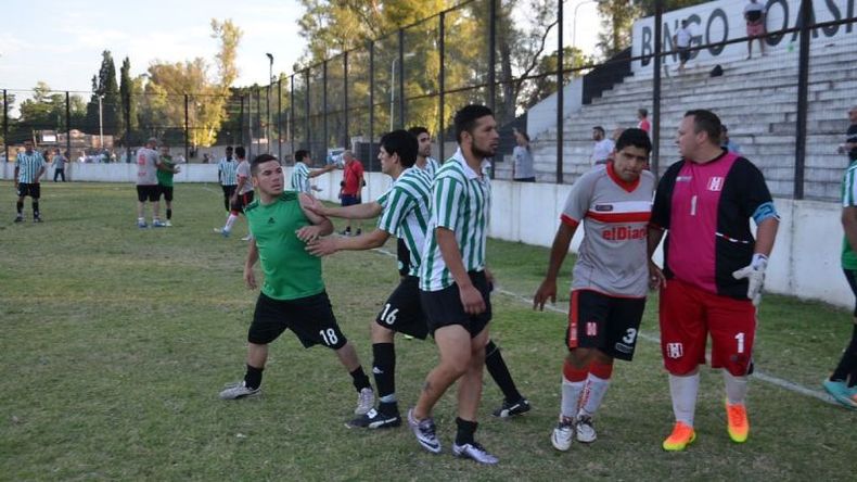Imágenes de los momentos de tensión vividos en la última fecha de la Liga Escobarense, al final de Abrojal-Atlético..