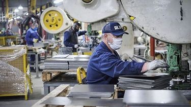 IMPACTO. Con menos gente, industrias debieron reducir la producción. .