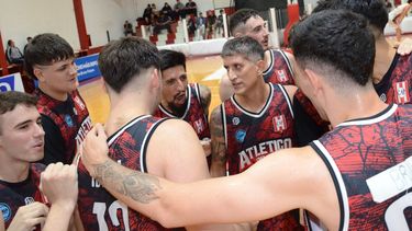 DESAHOGO. Treise en el centro del festejo de los jugadores de Atlético. El Rancho tiene una vida más.