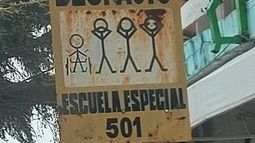 En la esquina de la Escuela Especial 501 de #Pilar existe un cartel que tendría que renovarse. Ma. Florencia / @FlorSriLanka. &nbsp;
