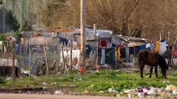 PRECARIOS. La Provincia prohibió por un año los desalojos en villas..