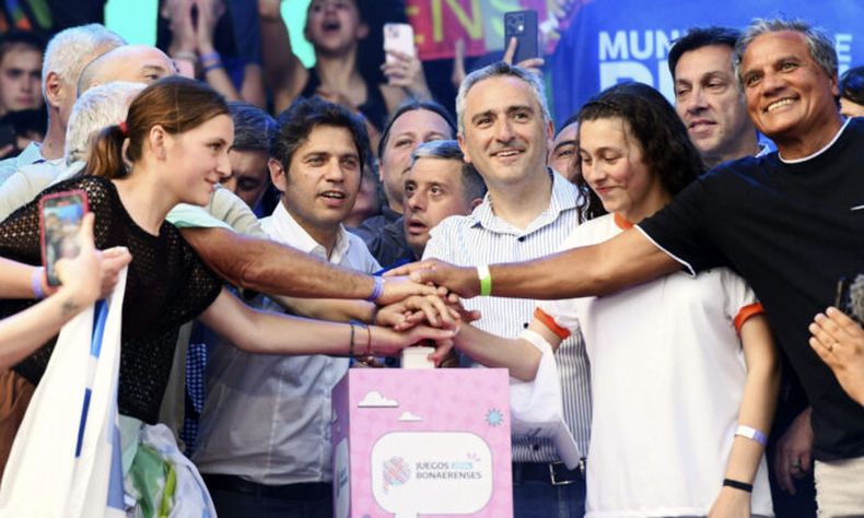 Kicillof y Larroque durante el cierre de los Juegos Bonaerenses, en Mar del Plata.
