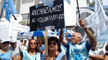 Marchando. Docentes privados de Pilar, hoy en La Plata..