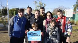 UNA ESTUFA POR AULA. Achával, ayer, junto a un grupo de vecinos. .