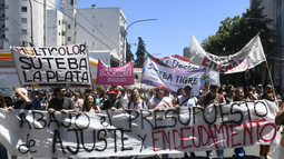 ACUERDO. Los principales gremios aceptaron la oferta, con disidencias internas. ACUERDO. Los principales gremios aceptaron la oferta, con disidencias internas.