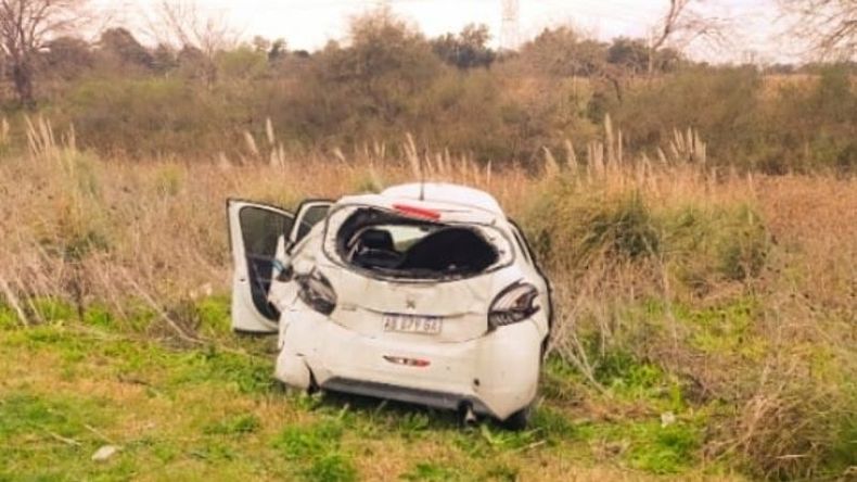 El auto despistó y terminó detenido a 30 metros de la Ruta 6. Foto @juancaimpacto.