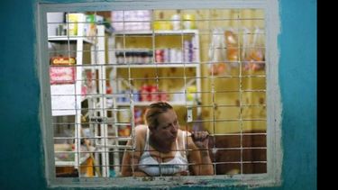 EN CASA. Aseguran que los denominados comercios “ventanas” no están contemplados en la ley..