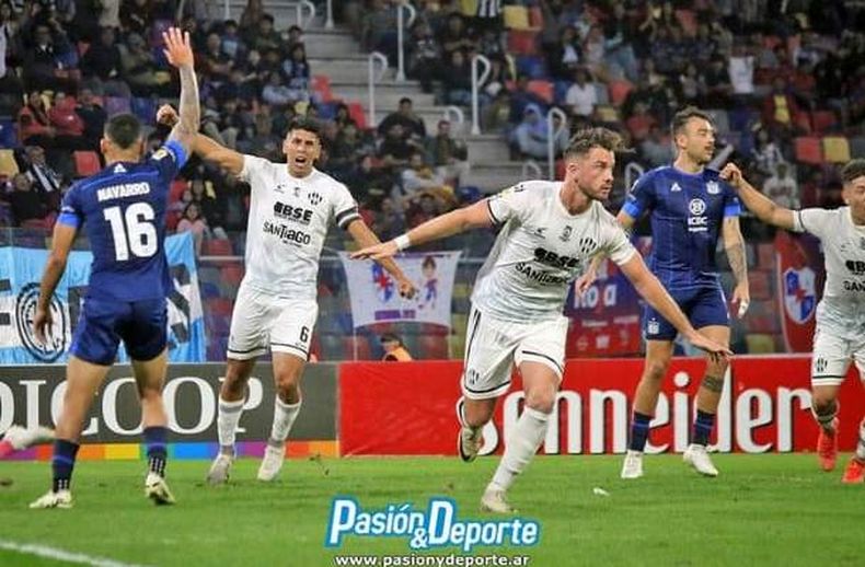 GOLEADOR. Tomás Molina festeja el empate parcial (1-1) ante Talleres.