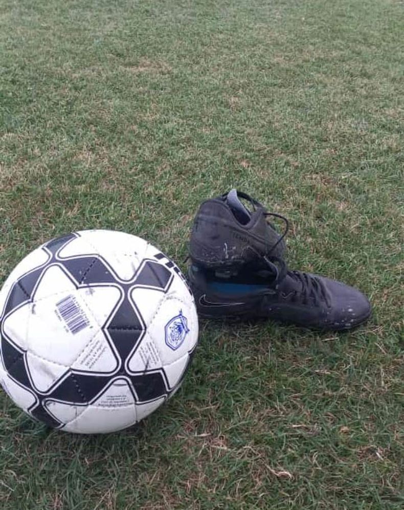 Pelota y botines esperan la acción.