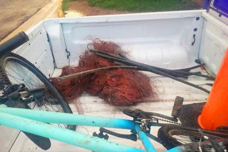 Los cables y elementos incautados por la polic&iacute;a.