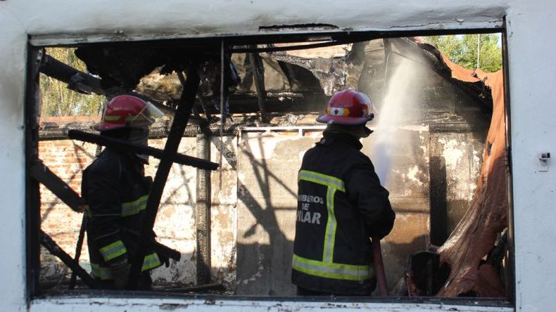 Los Bomberos trabajando en el interior de la pizzería afectada..