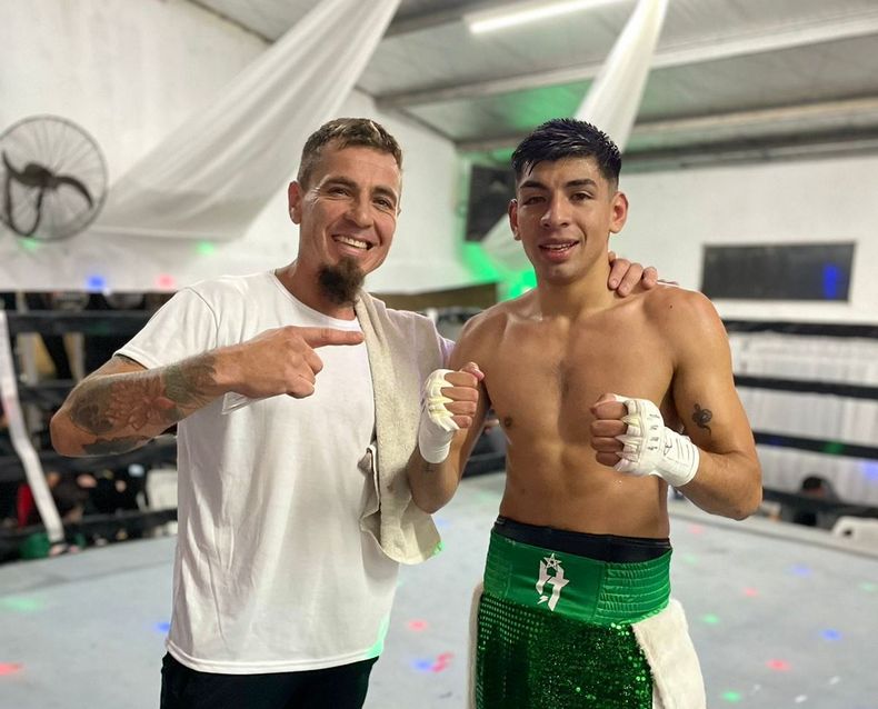 El entrenador Pablo González junto a Lucas Benítez, quien ganó en su debut como profesional. El entrenador Pablo González junto a Lucas Benítez, quien ganó en su debut como profesional.