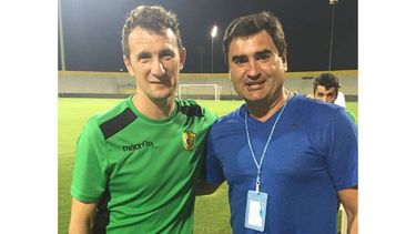 Con el Vasco en Dubai. El pilarense Marcelo Perucho Pérez visitó Dubai y tras recorrer la ciudad, se dio una vuelta por el entrenamiento de fútbol del club Al Wasl, de Emiratos Árabes Unidos. Y como buen hincha de Boca, no desaprovechó la oportunidad para sacarse una foto con el Vasco Arruabarrena, entrenador de ese equipo..