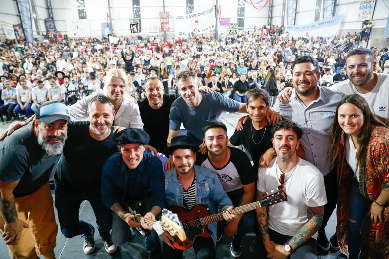 CANCIÓN CON TODOS. Achával, funcionarios y músicos, durante el encuentro en el Club Derqui.