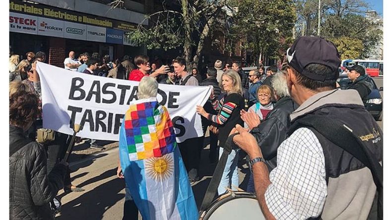 RECLAMO. Los manifestantes expresaron su bronca por el tarifazo..
