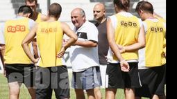Santángelo habla con los jugadores tras el entrenamiento de ayer en el estadio Carlos Barraza..