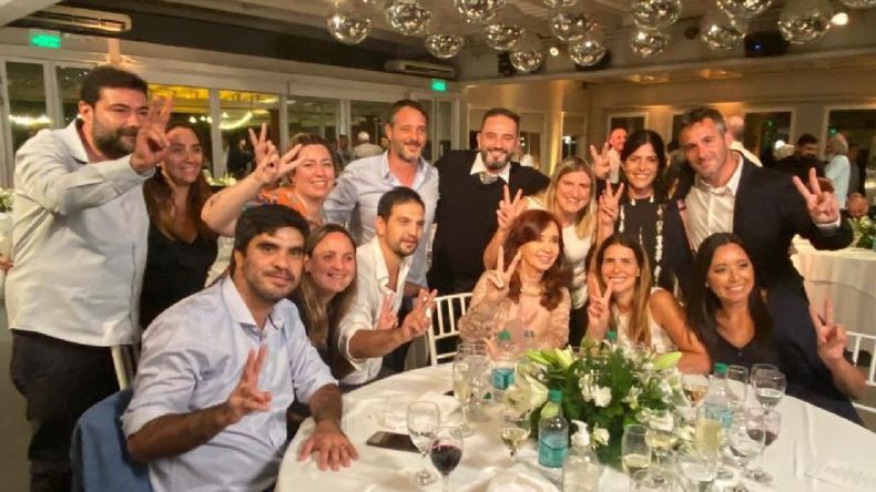 Mesa pilarense junto a la vicepresidenta, en Pilar..