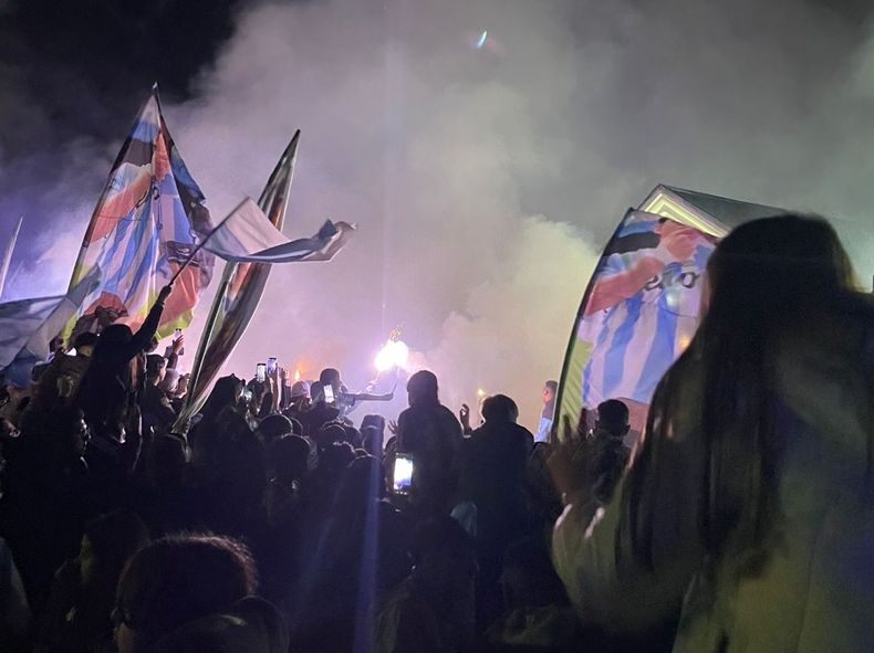 Los hinchas de Racing coparon la entrada del Hotel Hilton Pilar.