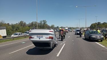 un herido por choque y vuelco en panamericana