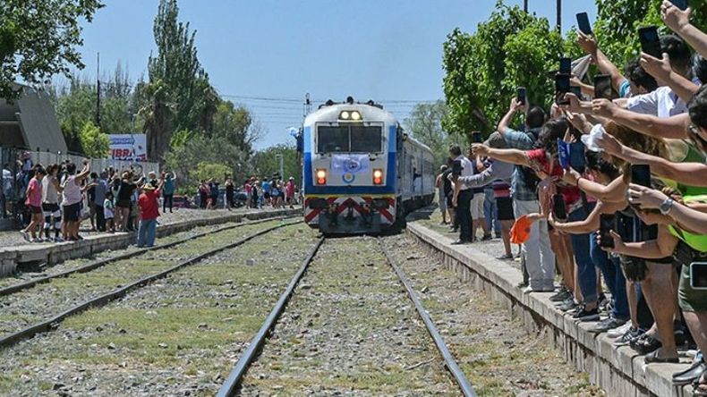 REGRESO. Vecinos reciben el primer tren de pasajeros que llega a Mendoza en 30 años. (FOTO: PLATAFORMA14)..