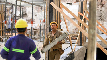 NO ENCUENTRA PISO. La construcción volvió a caer en enero.