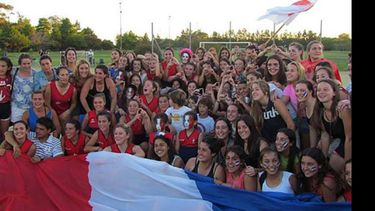Las chicas de Deportiva festejan el ascenso con bombo y bandera..