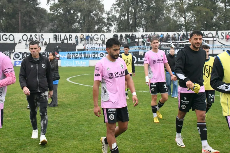 CARAS LARGAS. Piter Torres y sus dirigidos se retiran de la cancha tras jugar un flojo partido.
