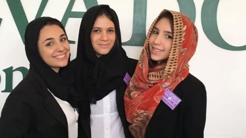 Los alumnos asisten caracterizados según el país que les fue asignado..