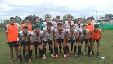 EQUIPO. Los pibes de Manzanares son protagonistas en la Zona Permanencia A.
