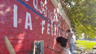 EN PLENO TRABAJO. Las artistas plásticas Mabel Vicentef y Sofía Ferrería dan forma al mural.&nbsp;