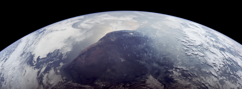 Imagen tomada por la tripulación del Apolo 11 de camino a casa. (NASA)..png