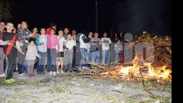 HARTOS. Vecinos de Agustoni cortaron las calles tras más de una semana sin luz..