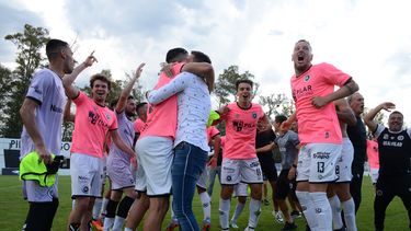 SE ARMÓ LA FIESTA. Los jugadores de Real acaban de recibir la noticia: Luján perdió en Campana y el Monarca está en Reducido.&nbsp;