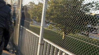 TENSIÓN. El hombre, de 45 años, ya había atravesado el alambrado de protección. .