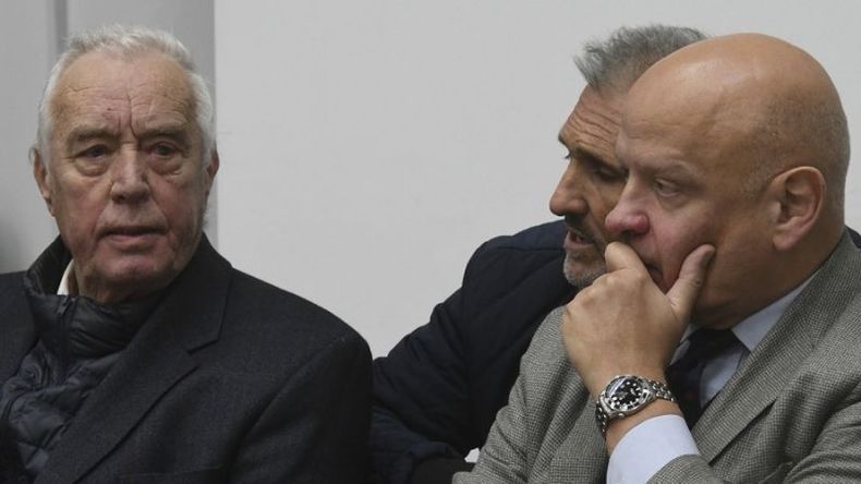 BANQUILLO. Ribas, abogado de Pachelo, junto al principal acusado. .