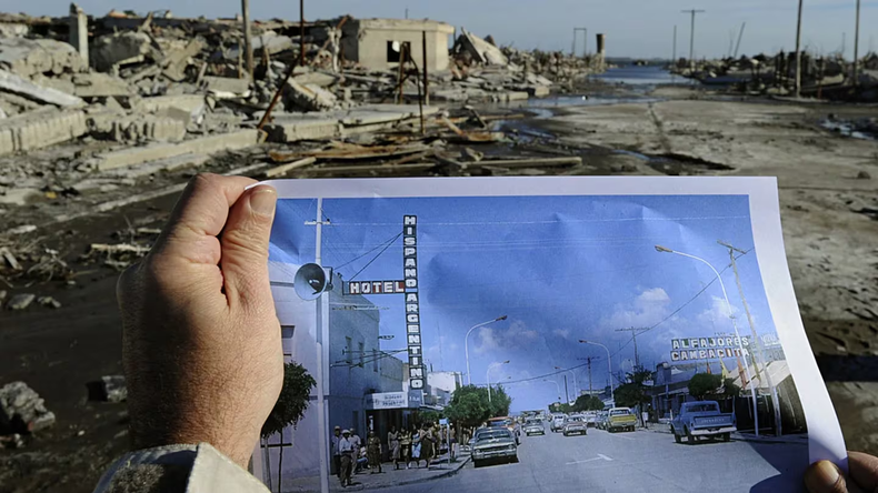 El pueblo antes de la inundación de 1985 y las ruinas actuales. (AFP).png