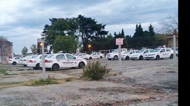 Las patrullas estacionadas, retratadas por la concejal Claudia Zakhem..