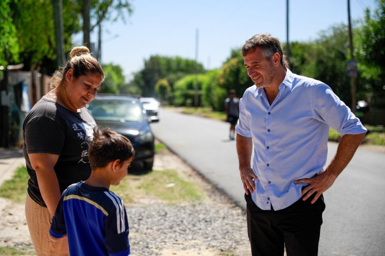 RECORRIDA Achval dialog con vecinos de los barrios alcanzados por la obra