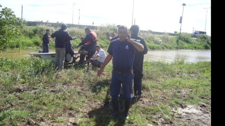 En la mañana de ayer los hombres de Defensa Civil rescataron a los vecinos del barrio Río Luján. El cauce se desbordó al recibir el agua de campos y arroyos..