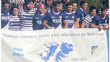 HOMENAJE. Champagnat posó con la bandera de los Veteranos de Malvinas. (FOTO: CLUB CHAMPAGNAT). .