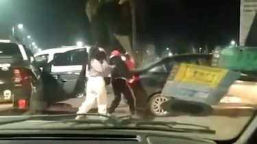 Luego de que le rompieran el espejo, el dueño de la camioneta se baja con el bate (Captura de video - El Termómetro)..