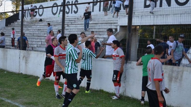 Imágenes de los momentos de tensión vividos en la última fecha de la Liga Escobarense, al final de Abrojal-Atlético..