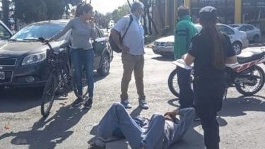 El motociclista tuvo que ser hospitalizado debido a los golpes. Foto @juancaimpacto.