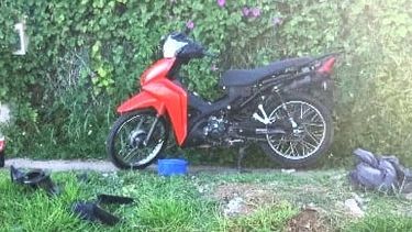 HONDA. La moto que los jóvenes estaban desarmando. Fue robada en José C. Paz.