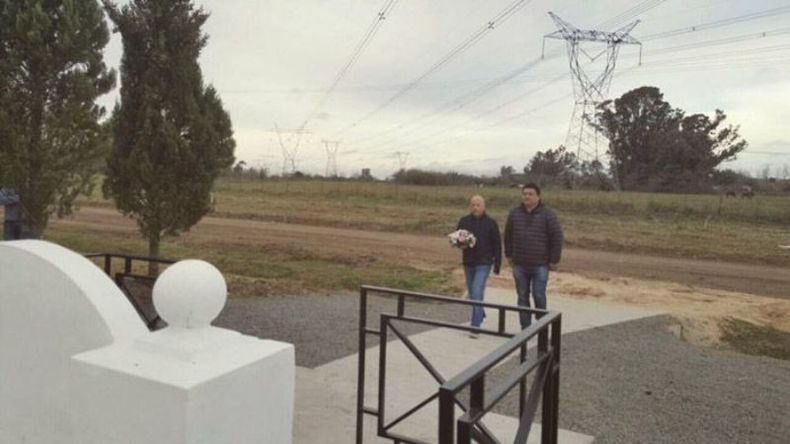 ELLOS CAMINAN SOLOS. Ducoté y Gamboa, en el monumento a las víctimas..