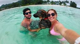 NATURALEZA. Vanesa junto a su novio Lucas y una mascota..
