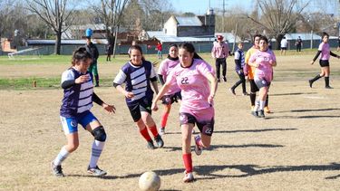 A PURO FÚTBOL. La Liga Municipal entra en etapa de definición en el polideportivo de Pilar.