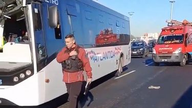 El colectivo de la línea 57 chocó contra un camión que se encontraba detenido.&nbsp;