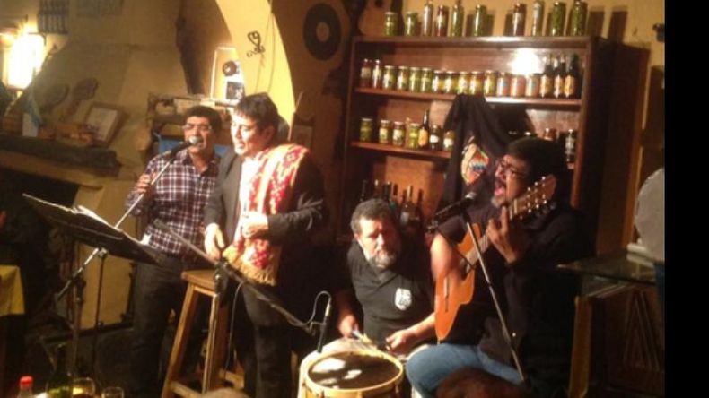 PARA EL RECUERDO. El show de Coqui Sosa en La Tucumanita permitió este encuentro entre los tres hermanos cantando juntos: el propio Coqui, el anfitrión Claudio, y Walter Sosa. Que se repita..